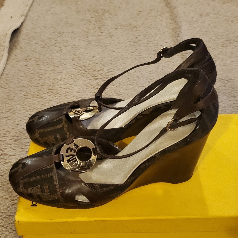 Fendi Zucca Canvas Leather Wedge Sandals T-Strap sz41